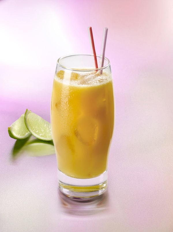 cocktail fleur d'amour avec citron et pailles