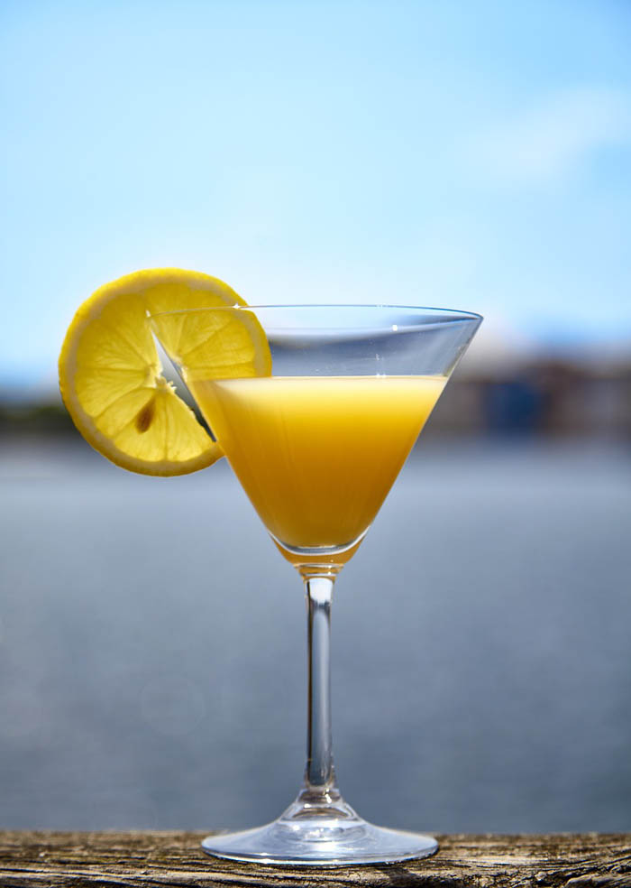 cocktail groenland dans un verre à pied avec de la glace et une tranche de citron