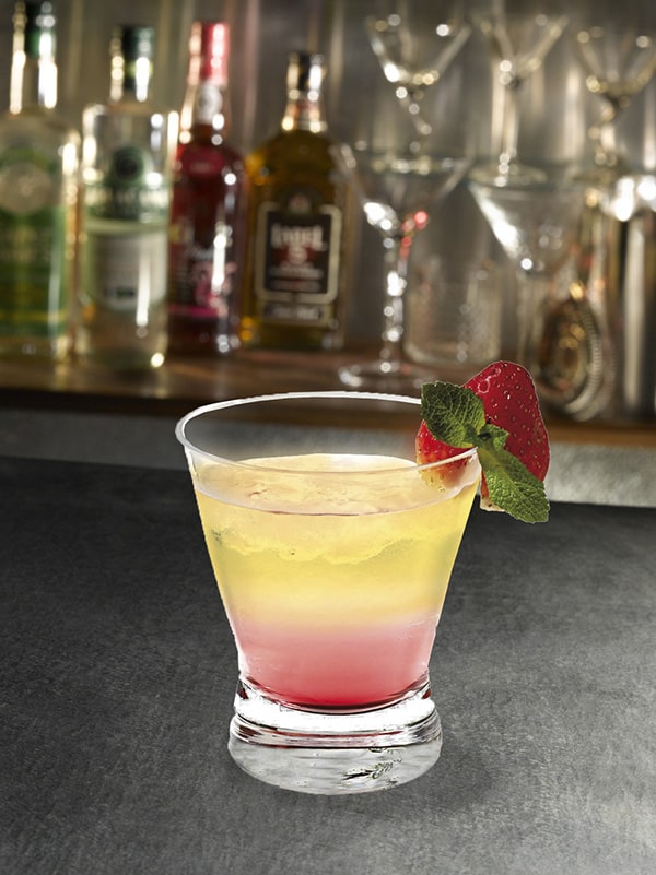 cocktail cassissia avec dégradé de couleur jaune et rose avec fraise