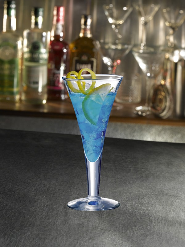 cocktail printanier bleu avec zeste de citron jaune