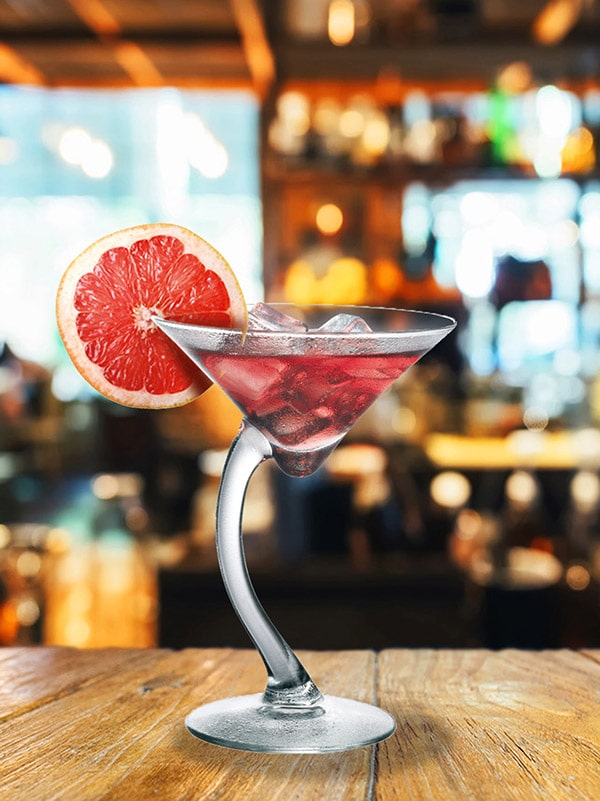 cocktail gaia avec pamplemouse en décoration verre à pied