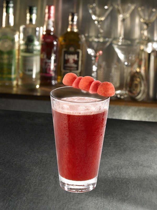 cocktail carton rouge avec décoration de fraise bonbon tagada