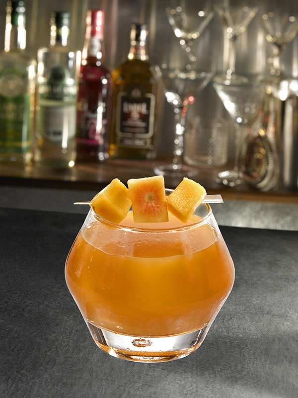 cocktail à base de mangue avec des fruits sur le verre