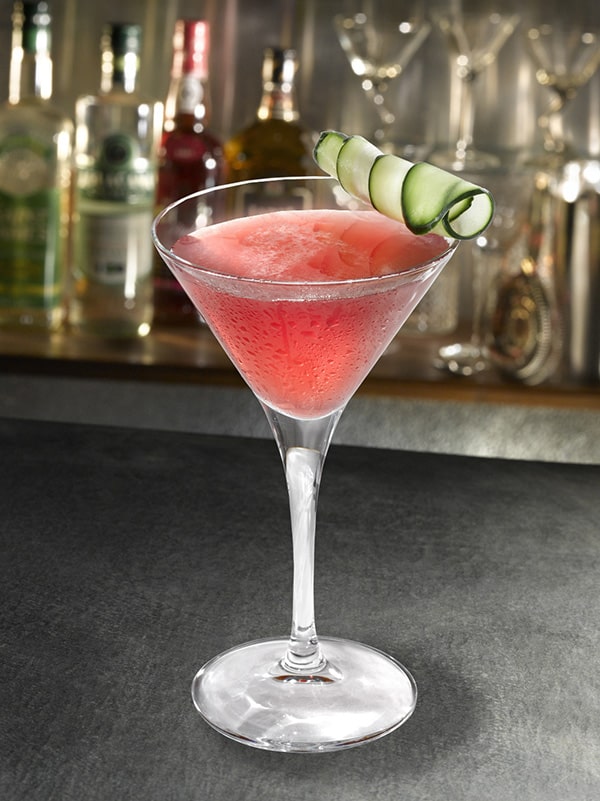 cocktail kukumber avec verre à pied et décoration concombre