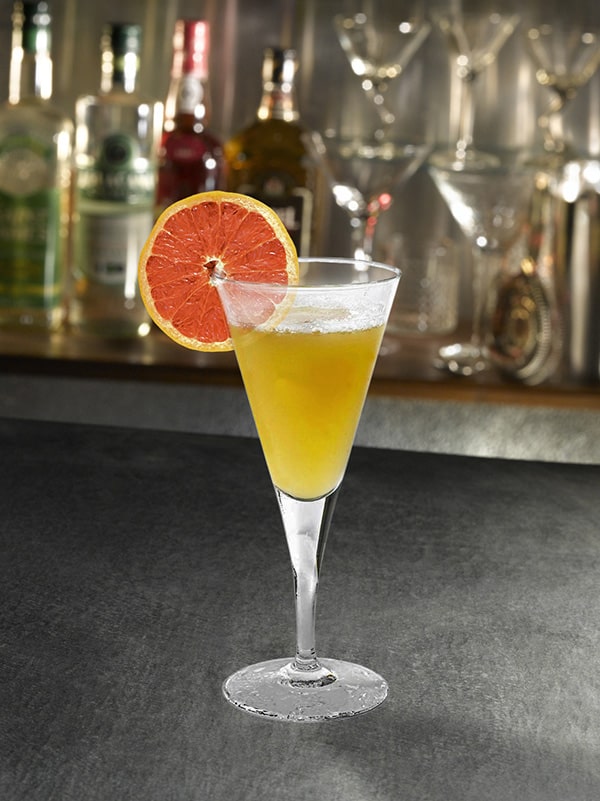 cocktail sweet & bitter avec pamplemouse en décoration