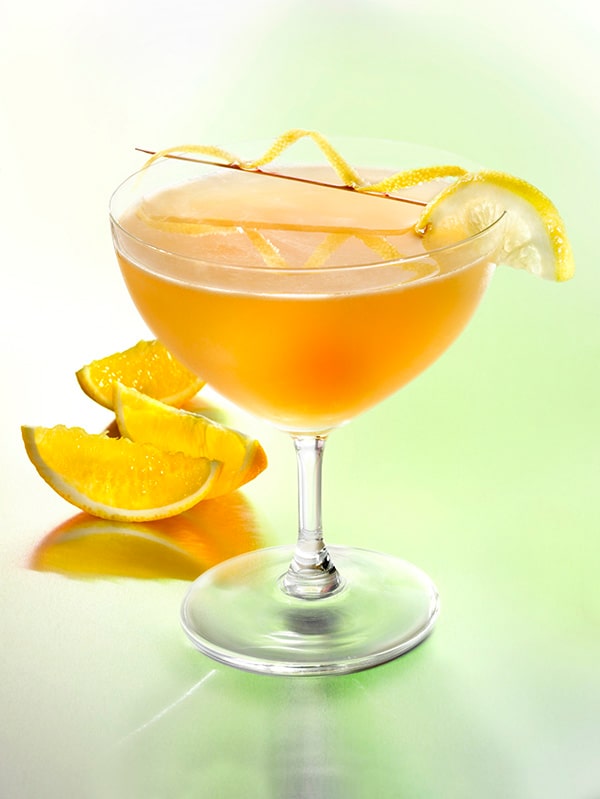 Cocktail whisky sidecar avec orange et citron en décoration