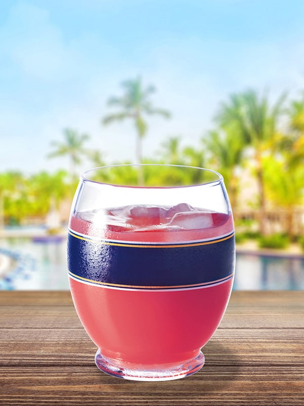 cocktail duval sunset rose verre rond au bord piscine