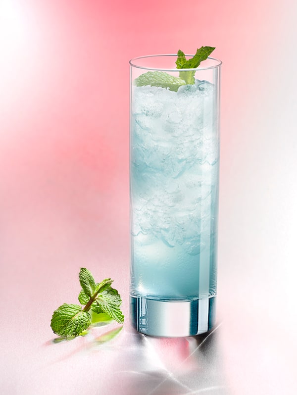 Cocktail ice breaker bleu servi avec de la menthe