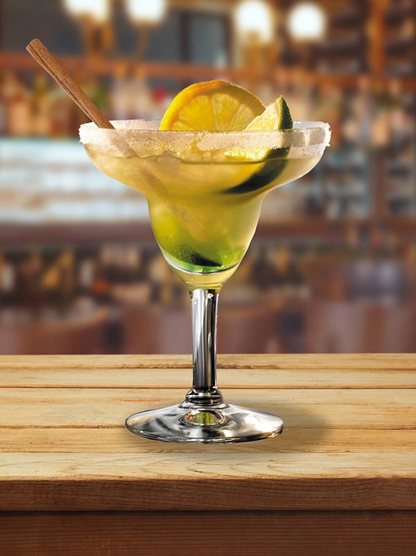 cocktail piccadilly sour dans verre à pied avec citron en décoration