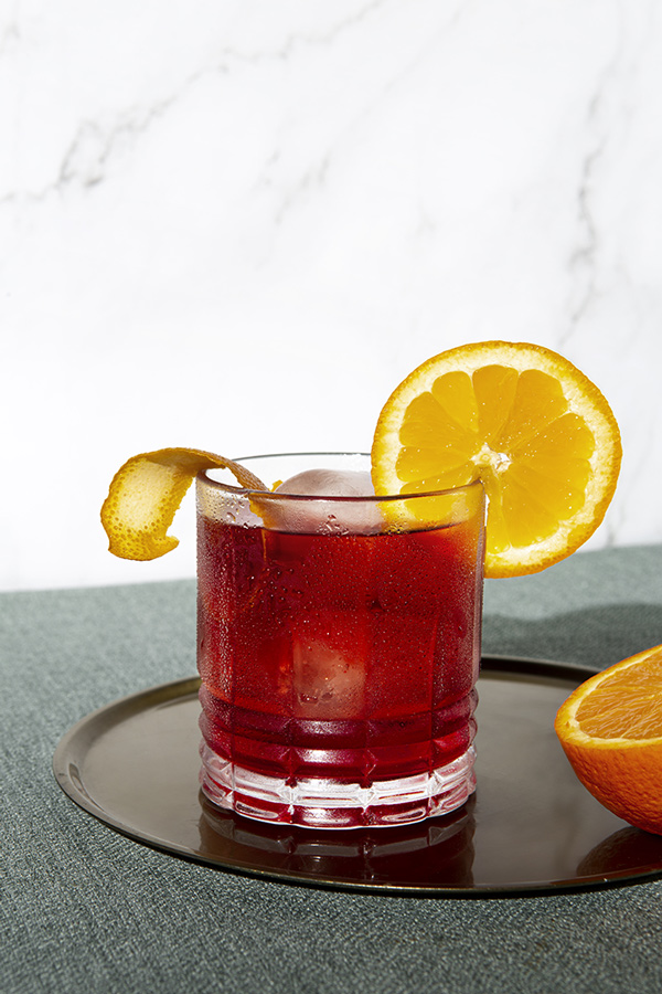 Cocktail verre old fashion orange et fruits rouges
