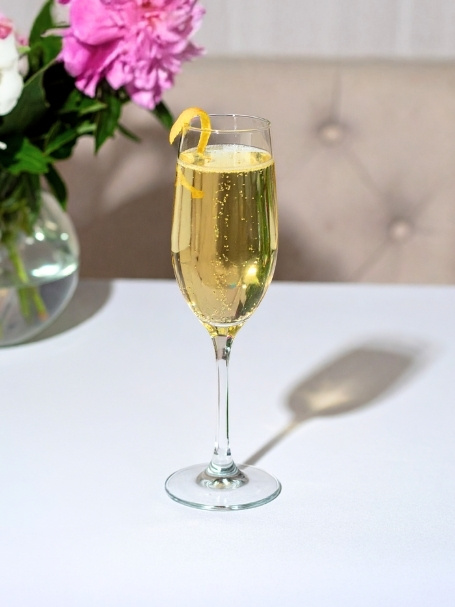 Cocktail au champagne et à la liqueur de gentiane.