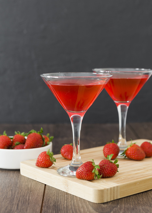2 cocktails verres à pieds alcool fraise