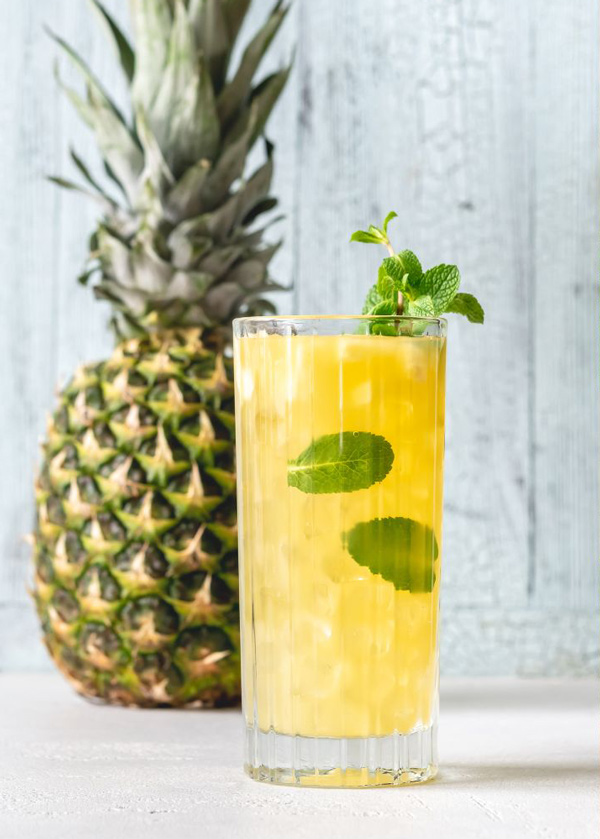 Cocktails verre long drink menthe et ananas
