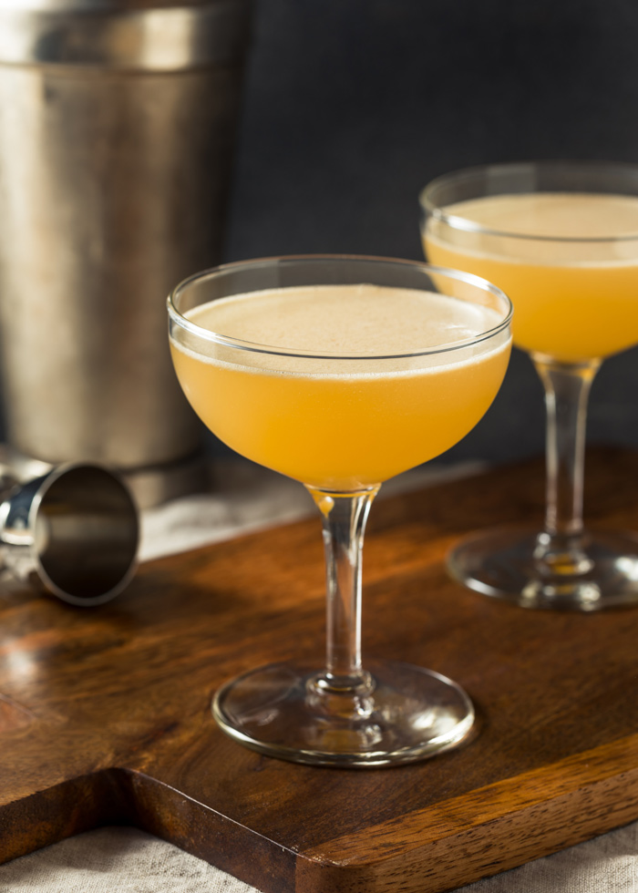 Deux verres avec cocktail à la mangue