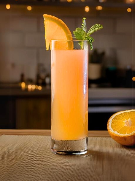 Cocktail After K avec vodka, nectar de banane, jus d'orange et un trait de sirop de grenadine.