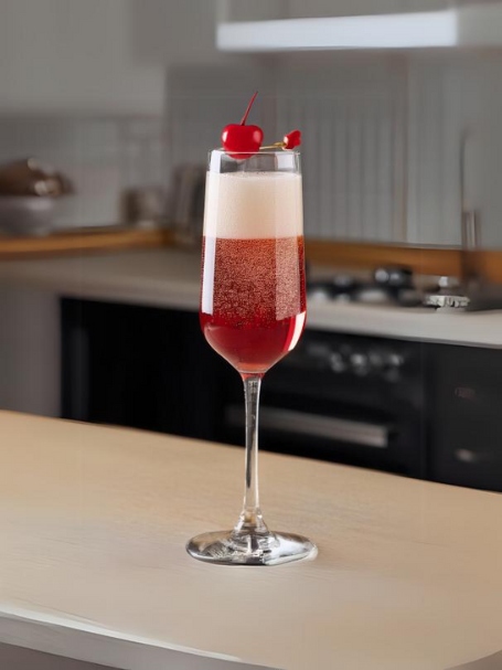 Cocktail Cherryllini avec Champagne, crème de cerise et jus de pêche.