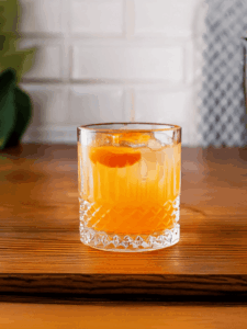 Cocktail avec de la liqueur d'abricot, jus d'orange et un peu de sirop de fraise.