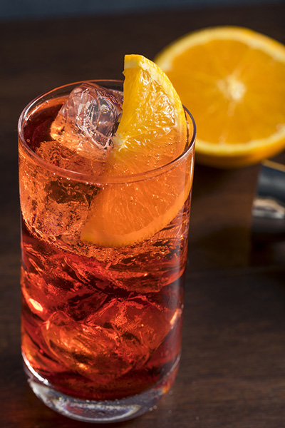 cocktail americano cocktail avec du vermouth des oranges et des glaçons