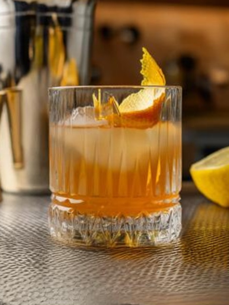 Cocktail Apple Label avec scotch whisky LABEL 5, jus de pomme, jus de citron jaune pressé et miel.