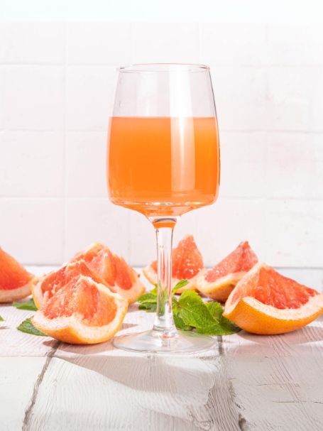 Cocktail Asian Pamp avec du vin blanc, de la crème de pamplemousse et des feuilles de coriandre.