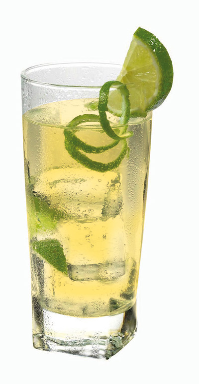 Découvrez la recette Aveze fizz dans un verre long drink avec du citron vert