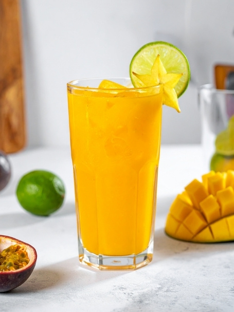 Cocktail Batida Tropicale cachaça, nectar de mangue, nectar de maracujà, jus de citron vert et sirop de canne.