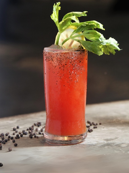 Cocktail Bloody Virgin Watermelon avec jus de pastèque, jus de tomate, jus de citron, sauce pimentée, sauce Worcestershire, vinaigre balsamique, sel de céleri et poivre