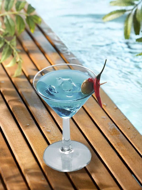 Cocktail blue apple avec piment et bord de la piscine