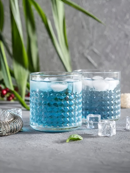 Cocktail blue ice dans un verre old fashioned avec des glaçons