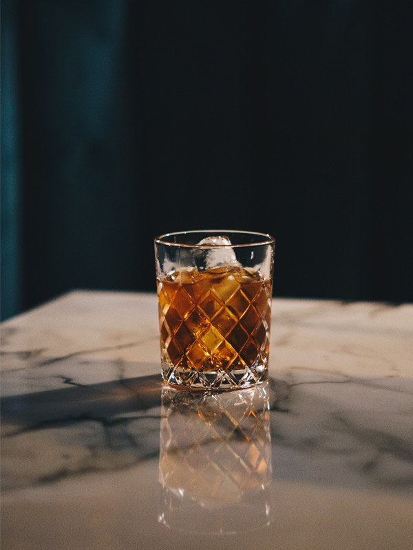 cocktail brooklyn dry dans un verre old fashioned avec du whisky et du vermouth
