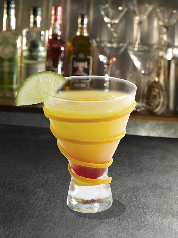 cocktail cendrillon avec decoration autour du verre avec du citron jaune et du citron vert