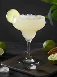 Cocktail daïquiri, vert citronné avec du rhum blanc, du jus de citron vert et du sirop de canne, servi dans un verre élégant et garni d'une rondelle de citron pour une touche rafraîchissante posé sur un plateau gris dans un environnement sombre