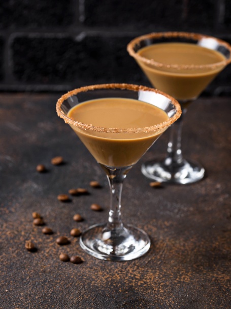Cocktail Deep Coffee avec scotch whisky, crème de café, blanc d'œuf et sirop de canne