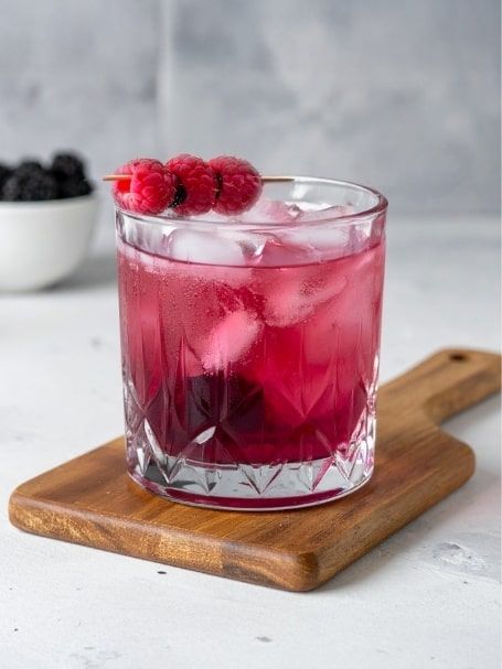 Cocktail l'été indien à base de pastis et de crème de mûre. Dans un verre old fashionned.