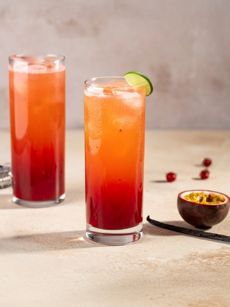 Cocktail sans alcool exotic cosmo à base jus de cranberry, de nectar de maracujà, de nectar de goyave, de sirop de canne et d'une gousse vanille.
