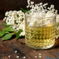 cocktail avec de la fleur du sureau