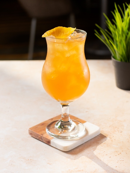 Cocktail Fleur de Lotus avec jus d'ananas, nectar de mangue, nectar de litchi et sirop de fleur de sureau