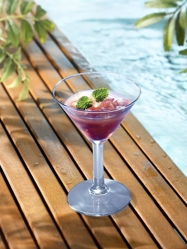 cocktail frais exotique verre à pied bord piscine