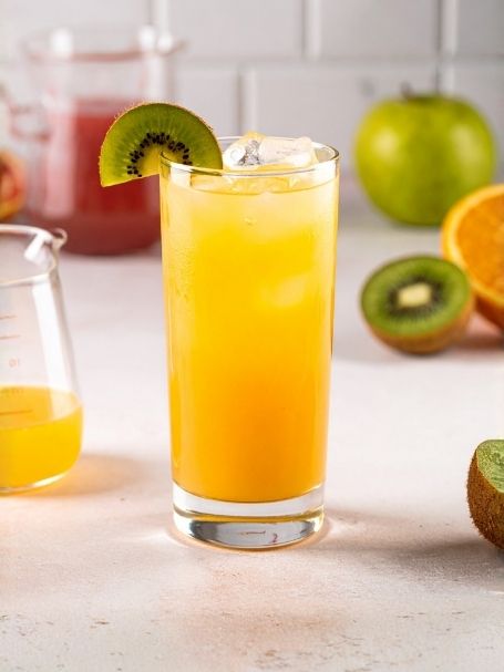 Cocktail , nectar de maracuja , Kiwi & Citron vert, et nectar de litchi. Dans un verre long drink avec des glaçons.