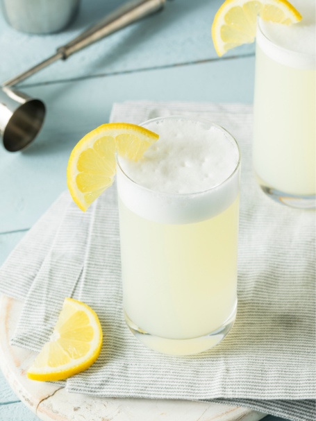 Savourez ce cocktail Gin Fizz aux notes citronnées avec de la menthe