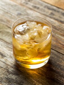 Cocktail Godfather, au scotch whisky et à l'amaretto, servi dans un verre old fashioned rempli de glaçons.