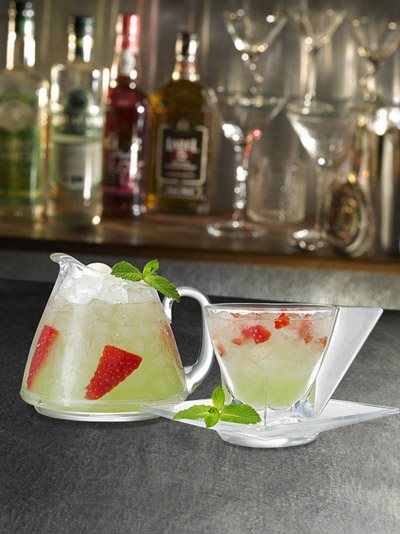 cocktail green tea purificante servi avec du litchi des fraises et des feuilles de menthe