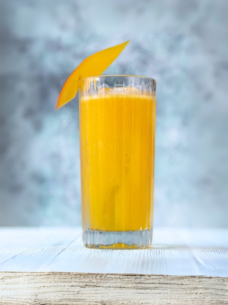 Cocktail Hong Kong Bay, une recette avec du whisky, de la liqueur de mandarine et du nectar de mangue servi dans un verre long drink