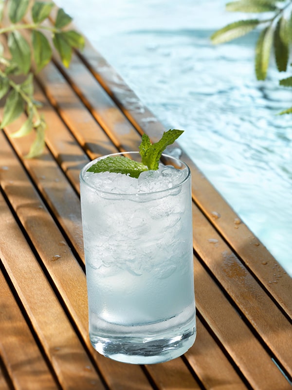 cocktail le ice au bord piscine menthe