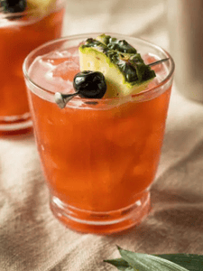cocktail jungle bird servi dans un verre décoré avec des brochettes de fruits