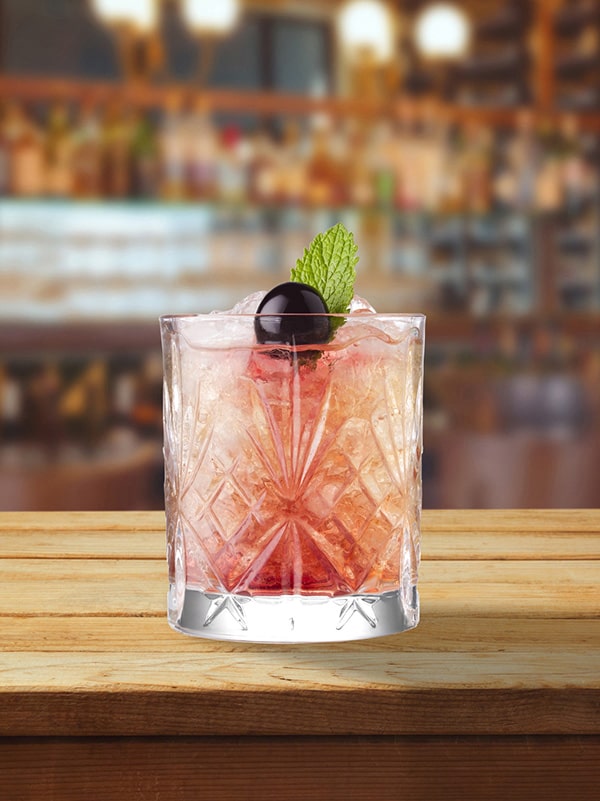 cocktail la modernista servi dans un verre classic avec décoration menthe