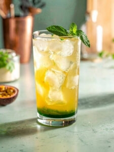 Cocktail Le Zouc dans un verre long drink, à base de Rhum blanc agricole Dillon, de nectar de banane Caraïbos, de nectar de maracujà Caraïbos et de sirop de menthe Sirop Sport.