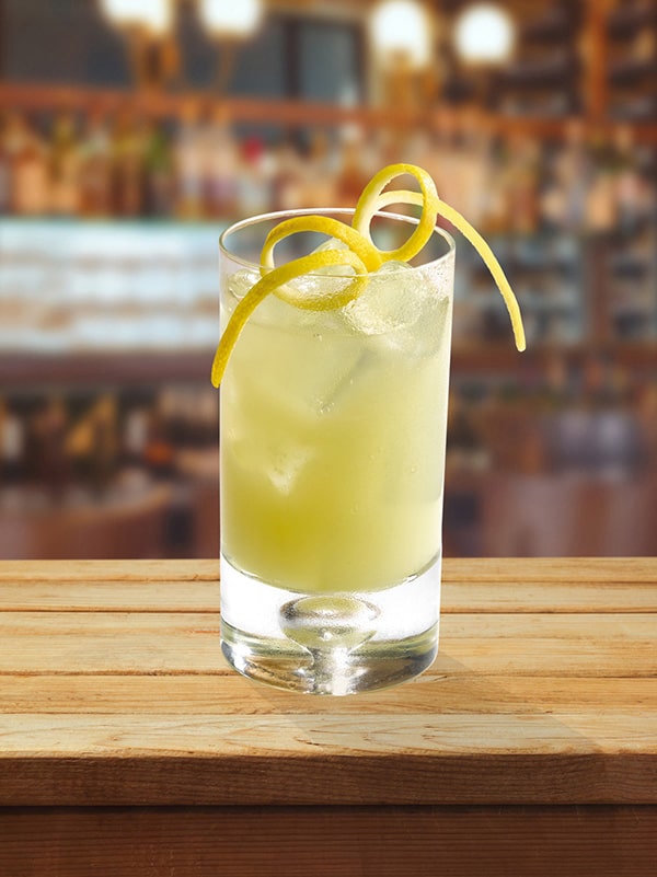 cocktail lemon squash dans un long verre avec du citron et des glaçons