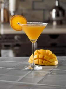 cocktail à la mangue dans un verre à cocktail