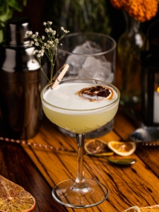cocktail marquisette à base de rhum blanc, de vin blanc, de champagne, de limonade, de liqueur de mandarine, de sirop d'orange, de sucre et de citron, servi dans un verre à cocktail.